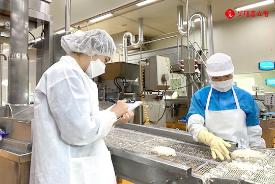 롯데홈쇼핑 직원이 파트너사를 방문해 생산·보관시설 위생 상태를 점검하고 있다. 롯데홈쇼핑 제공